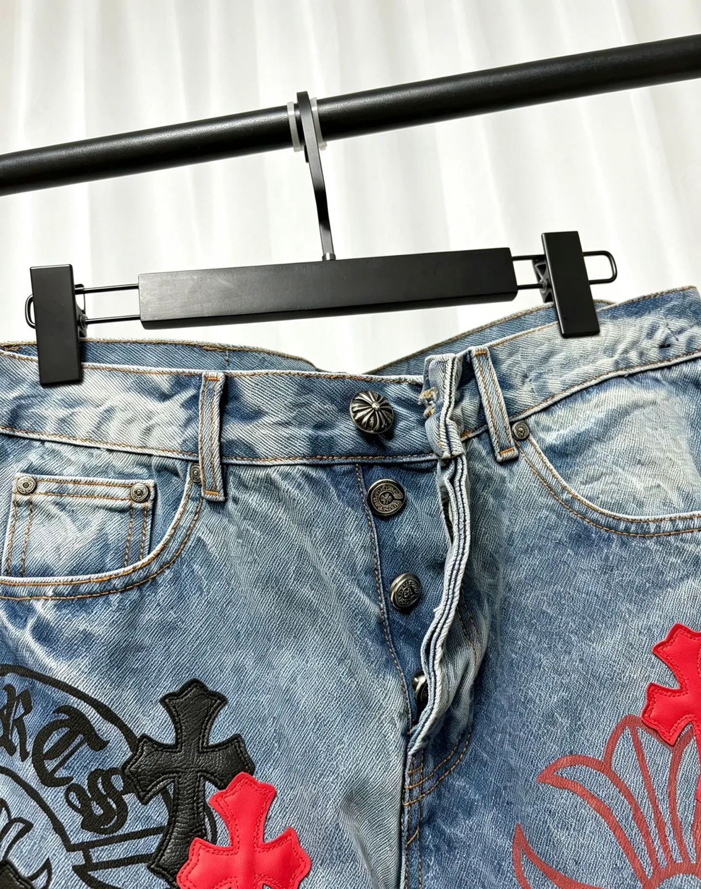 Chrome Hearts Chrome Hearts ， ， Retro ， 。 Chrome Hearts × Levi’s ， Classic ， ， ， 。 、 ， ， ， ， ， ； 、 、 ， ， 。 ✖️Levi’s ， Genuine Leather ， ，Retro ， 。
